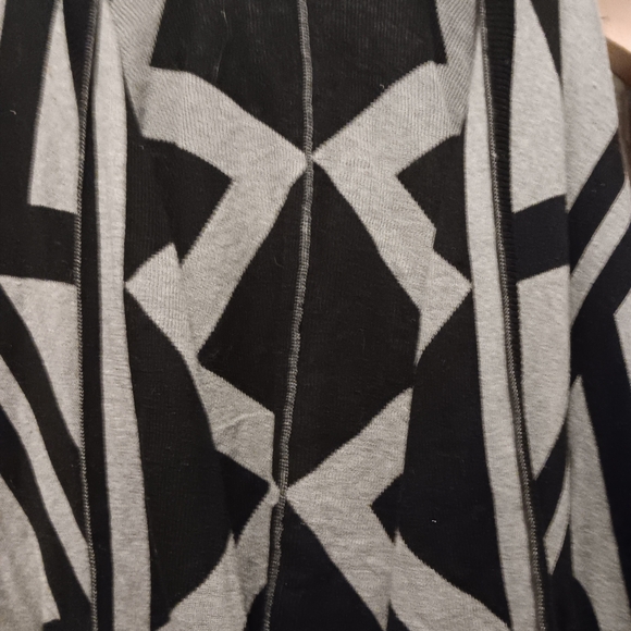 Mossimo unique pattern pocho/shrug. Great for a breezy night or day. M/L - Picture 3 of 10